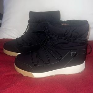 Size 7 Thermolite black SNOWBOOTS , never worn.